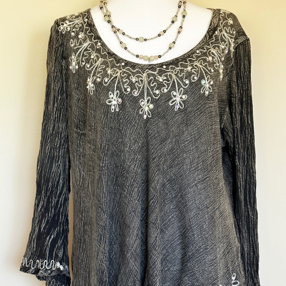 Boho-chick tunic top made in distressed black with white piping.